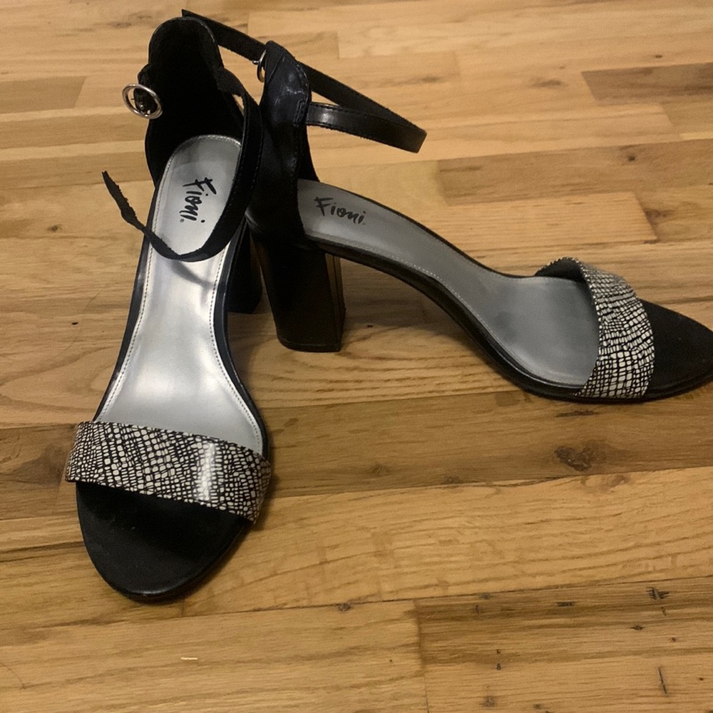 Black/white chunky heel sandal